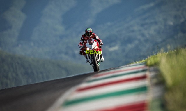 开云体育下载|嗨翻了！海港外援凌晨半裸上街，激情庆祝阿根廷夺冠