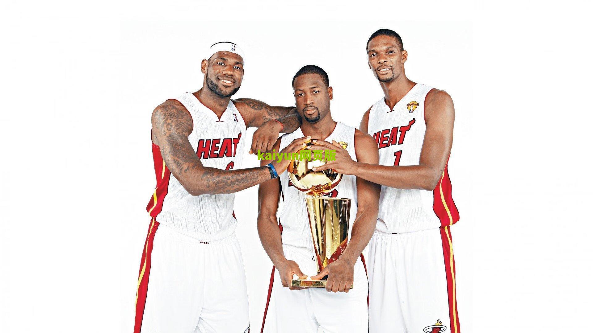 詹姆斯末节遭撞击引担忧，雷迪克透露股四头肌伤情与治疗进展